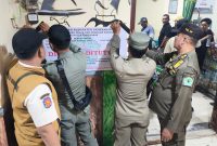 Jajaran aparat saat melakukan penertiban dan penyegelan tempat hiburan malam di Kabupaten Pamekasan, Sabtu malam, 17/10/2026.