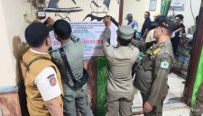 Jajaran aparat saat melakukan penertiban dan penyegelan tempat hiburan malam di Kabupaten Pamekasan, Sabtu malam, 17/10/2026.