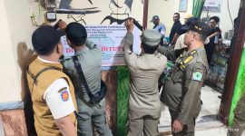 Jajaran aparat saat melakukan penertiban dan penyegelan tempat hiburan malam di Kabupaten Pamekasan, Sabtu malam, 17/10/2026.
