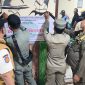 Jajaran aparat saat melakukan penertiban dan penyegelan tempat hiburan malam di Kabupaten Pamekasan, Sabtu malam, 17/10/2026.
