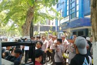 Massa aksi dihadang polisi di depan kantor cukai Madura. Senin, 19/10/2026.