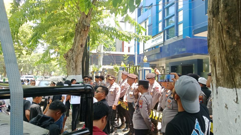 Massa aksi dihadang polisi di depan kantor cukai Madura. Senin, 19/10/2026.