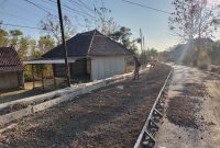 Caption: Beberapa Pekerja Proyek Jalan Robatal-Karang Penang Senilai Rp10,5 Miliar Digarap CV Ridho Karya Terlihat Tidak Menggunakan APD K3 (Sumber Foto: Agus Junaidi/Pilar Pos)