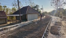 Caption: Beberapa Pekerja Proyek Jalan Robatal-Karang Penang Senilai Rp10,5 Miliar Digarap CV Ridho Karya Terlihat Tidak Menggunakan APD K3 (Sumber Foto: Agus Junaidi/Pilar Pos)
