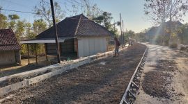 Caption: Beberapa Pekerja Proyek Jalan Robatal-Karang Penang Senilai Rp10,5 Miliar Digarap CV Ridho Karya Terlihat Tidak Menggunakan APD K3 (Sumber Foto: Agus Junaidi/Pilar Pos)