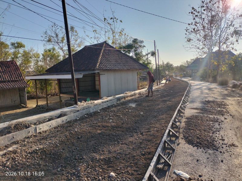 Caption: Beberapa Pekerja Proyek Jalan Robatal-Karang Penang Senilai Rp10,5 Miliar Digarap CV Ridho Karya Terlihat Tidak Menggunakan APD K3 (Sumber Foto: Agus Junaidi/Pilar Pos)