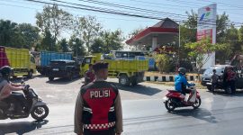 Polisi awasi SPBU, guna jaga ketertiban lalu lintas dan jaga pengawasan pengisian BBM, Senin, 19/10/2026.