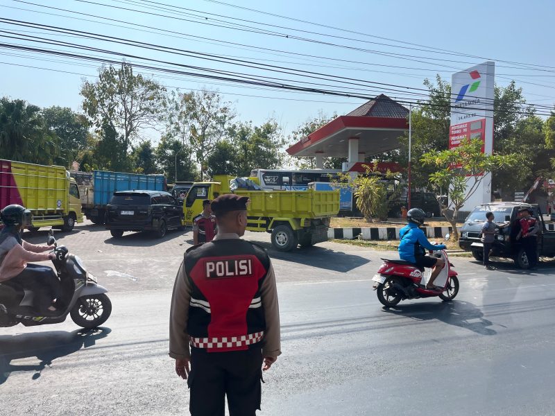 Polisi awasi SPBU, guna jaga ketertiban lalu lintas dan jaga pengawasan pengisian BBM, Senin, 19/10/2026.