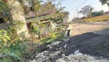 Caption: Lokasi Proyek Jalan Madupat-Omben di Sampang (Sumber Foto: Barokah For Pilar Pos)