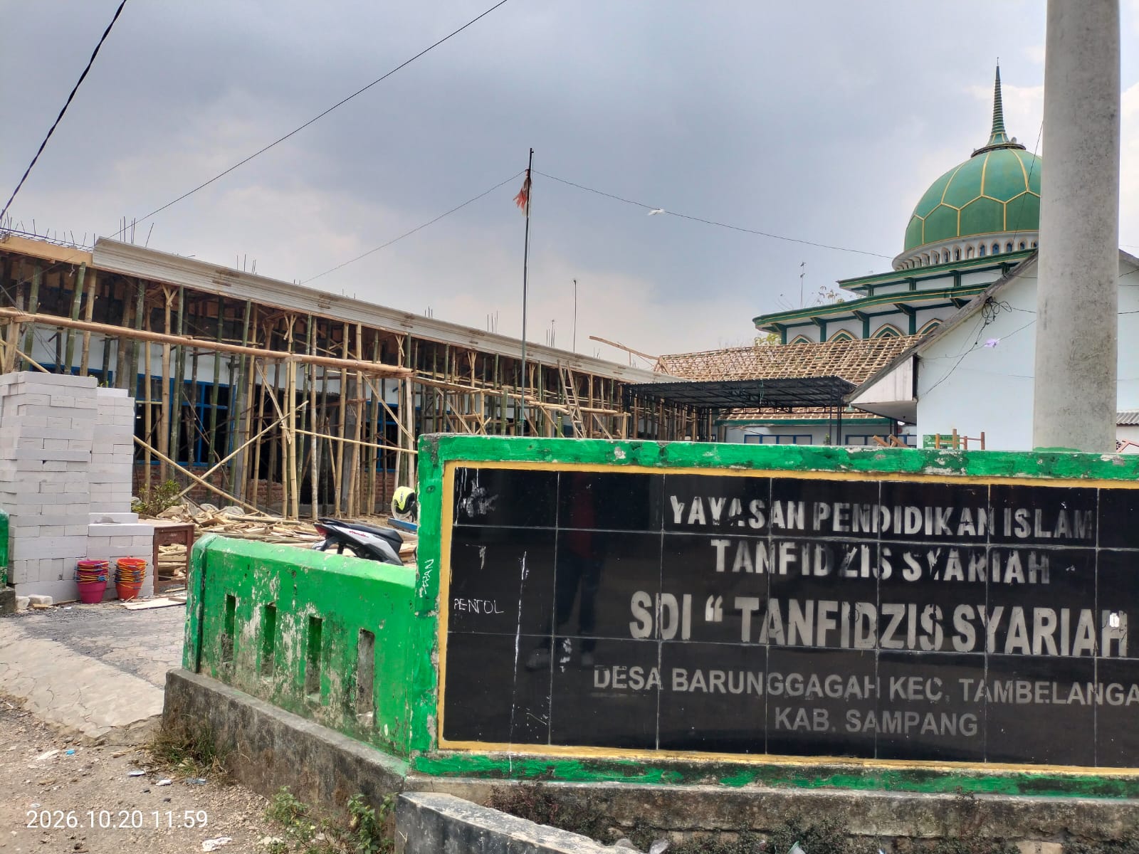 Caption: Lokasi Proyek Pembangunan melalui Program Revitalisasi Kemendikdasmen RI Tahun 2026 di SDS Islam Tanfidzis Syariah, di Desa Barunggagah, Kecamatan Tambelangan (Sumber Foto: Agus Junaidi/Pilar Pos)