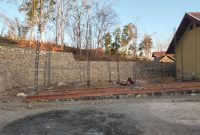 Caption: Lokasi Proyek RKB TK Roudlatul Ulum di Desa Jelgung, Tidak Tampak Papan Informasi di Lokasi pada Minggu 18/10/2026 (Sumber Foto: Istimewa Pilar Pos)