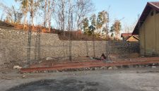 Caption: Lokasi Proyek RKB TK Roudlatul Ulum di Desa Jelgung, Tidak Tampak Papan Informasi di Lokasi pada Minggu 18/10/2026 (Sumber Foto: Istimewa Pilar Pos)