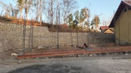Caption: Lokasi Proyek RKB TK Roudlatul Ulum di Desa Jelgung, Tidak Tampak Papan Informasi di Lokasi pada Minggu 18/10/2026 (Sumber Foto: Istimewa Pilar Pos)
