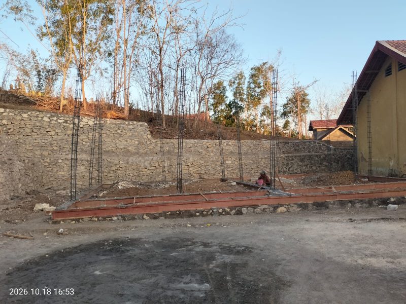 Caption: Lokasi Proyek RKB TK Roudlatul Ulum di Desa Jelgung, Tidak Tampak Papan Informasi di Lokasi pada Minggu 18/10/2026 (Sumber Foto: Istimewa Pilar Pos)