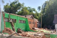 Caption: TKP Terjadinya Insiden Kecelakaan Kerja  saat Pekerja Bangunan Tertimpa Material SDN komisi 1 Kedungdung Sampang (Sumber Foto: Agus Junaidi/Pilar Pos)
