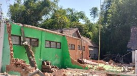 Caption: TKP Terjadinya Insiden Kecelakaan Kerja  saat Pekerja Bangunan Tertimpa Material SDN komisi 1 Kedungdung Sampang (Sumber Foto: Agus Junaidi/Pilar Pos)