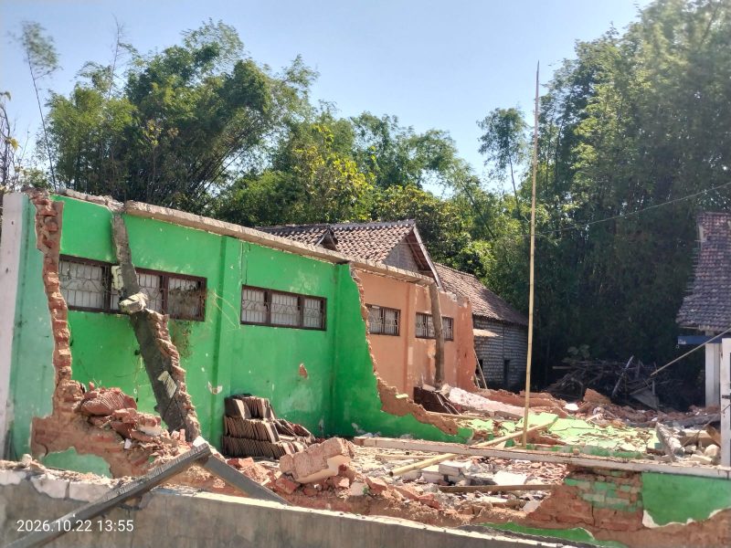 Caption: TKP Terjadinya Insiden Kecelakaan Kerja  saat Pekerja Bangunan Tertimpa Material SDN komisi 1 Kedungdung Sampang (Sumber Foto: Agus Junaidi/Pilar Pos)