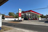 FOTO asli, Panataum Media ini saat mengambil gambar di lokasi Pelayanan Stasiun Pengisian Bahan Bakar Umum (SPBU) Pertamina Tamberu Barat, Kecamatan Sokobanah, dengan nomor SPBU 54.692.12, Kamis, 22/10/2026.
