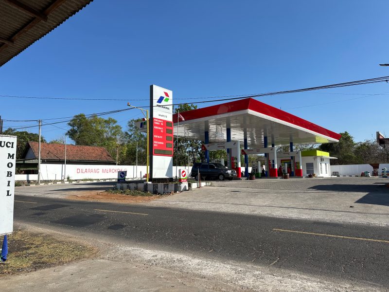 FOTO asli, Panataum Media ini saat mengambil gambar di lokasi Pelayanan Stasiun Pengisian Bahan Bakar Umum (SPBU) Pertamina Tamberu Barat, Kecamatan Sokobanah, dengan nomor SPBU 54.692.12, Kamis, 22/10/2026.