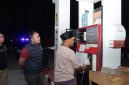 Caption: Kasat Reskrim Polres Sampang, Iptu Nur Fajri Alim, Didampingi Anggota Satreskrim saat Mendatangi dan Mengecek BBM di SPBU Banyuanyar (Sumber Foto: Satreskrim Polres Sampang For Pilar Pos)