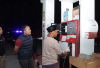 Caption: Kasat Reskrim Polres Sampang, Iptu Nur Fajri Alim, Didampingi Anggota Satreskrim saat Mendatangi dan Mengecek BBM di SPBU Banyuanyar (Sumber Foto: Satreskrim Polres Sampang For Pilar Pos)