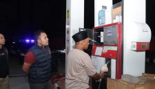 Caption: Kasat Reskrim Polres Sampang, Iptu Nur Fajri Alim, Didampingi Anggota Satreskrim saat Mendatangi dan Mengecek BBM di SPBU Banyuanyar (Sumber Foto: Satreskrim Polres Sampang For Pilar Pos)