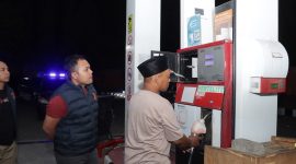 Caption: Kasat Reskrim Polres Sampang, Iptu Nur Fajri Alim, Didampingi Anggota Satreskrim saat Mendatangi dan Mengecek BBM di SPBU Banyuanyar (Sumber Foto: Satreskrim Polres Sampang For Pilar Pos)