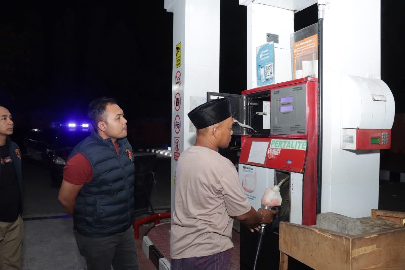 Caption: Kasat Reskrim Polres Sampang, Iptu Nur Fajri Alim, Didampingi Anggota Satreskrim saat Mendatangi dan Mengecek BBM di SPBU Banyuanyar (Sumber Foto: Satreskrim Polres Sampang For Pilar Pos)