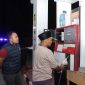 Caption: Kasat Reskrim Polres Sampang, Iptu Nur Fajri Alim, Didampingi Anggota Satreskrim saat Mendatangi dan Mengecek BBM di SPBU Banyuanyar (Sumber Foto: Satreskrim Polres Sampang For Pilar Pos)