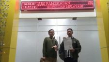 Advocad Akhmad Mausul Nasri, SH mendampingi Kliennya usai Laporan di Mapolres Pamekasan. 