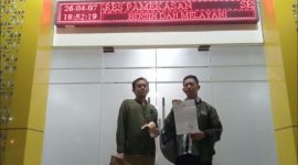 Advocad Akhmad Mausul Nasri, SH mendampingi Kliennya usai Laporan di Mapolres Pamekasan. 
