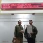 Advocad Akhmad Mausul Nasri, SH mendampingi Kliennya usai Laporan di Mapolres Pamekasan. 