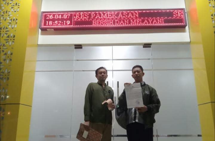 Advocad Akhmad Mausul Nasri, SH mendampingi Kliennya usai Laporan di Mapolres Pamekasan. 