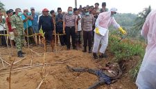 Jajaran Polsek Pagantenan Iptu Bambang Budiyanto, SH. didampingi Polres Pamekasan serta mendatangkan tim Inafis ke Tempat Kejadian Perkara (TKP) untuk melakukan olah TKP