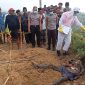 Jajaran Polsek Pagantenan Iptu Bambang Budiyanto, SH. didampingi Polres Pamekasan serta mendatangkan tim Inafis ke Tempat Kejadian Perkara (TKP) untuk melakukan olah TKP