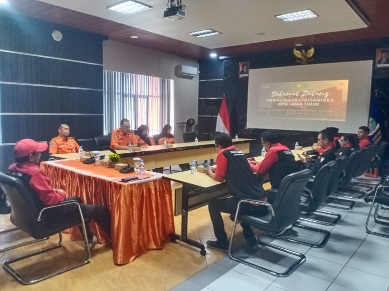 Jajaran ORMAS Madas Nusantara DPW Jatim melakukan kunjungan silaturahmi ke Kantor (Basarnas) Surabaya, guna antisipasi bencana alam. Selasa (28/10/2026).