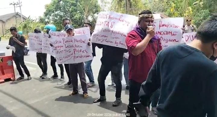 Aksi demonstrasi di Mapolres Pamekasan. Rabu, 28/10/2026.
