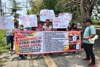 Forum NGO Pamekasan di depan Kantor Wilayah Direktorat Jenderal Bea dan Cukai (DJBC) Jawa Timur I. Kamis, 29/10/2026.