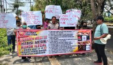 Forum NGO Pamekasan di depan Kantor Wilayah Direktorat Jenderal Bea dan Cukai (DJBC) Jawa Timur I. Kamis, 29/10/2026.