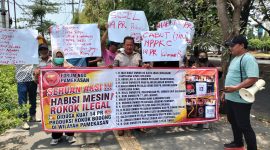 Forum NGO Pamekasan di depan Kantor Wilayah Direktorat Jenderal Bea dan Cukai (DJBC) Jawa Timur I. Kamis, 29/10/2026.