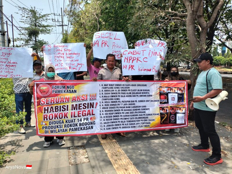 Forum NGO Pamekasan di depan Kantor Wilayah Direktorat Jenderal Bea dan Cukai (DJBC) Jawa Timur I. Kamis, 29/10/2026.