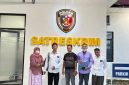 advokat Akhmad Mausul Nasri, SH. Kuasa hukum korban, nomor dua dari kiri, saat mendampingi kliennya usai datangi polres pamekasan, Kamis, 19/10/2026.