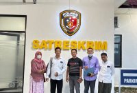 advokat Akhmad Mausul Nasri, SH. Kuasa hukum korban, nomor dua dari kiri, saat mendampingi kliennya usai datangi polres pamekasan, Kamis, 19/10/2026.