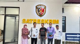 advokat Akhmad Mausul Nasri, SH. Kuasa hukum korban, nomor dua dari kiri, saat mendampingi kliennya usai datangi polres pamekasan, Kamis, 19/10/2026.