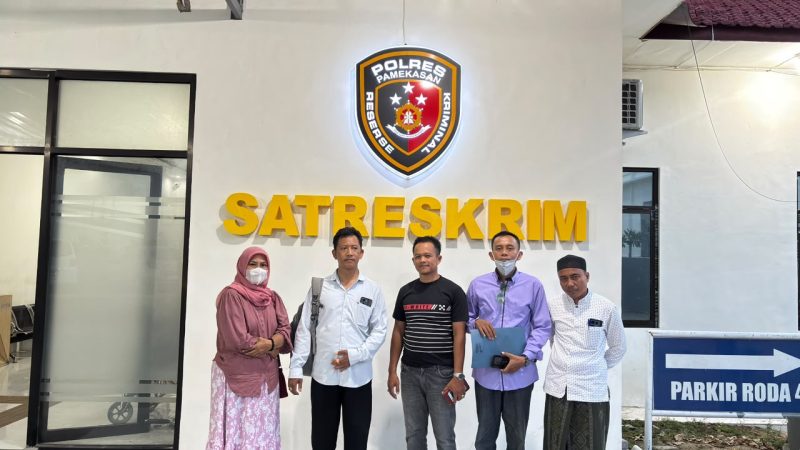 advokat Akhmad Mausul Nasri, SH. Kuasa hukum korban, nomor dua dari kiri, saat mendampingi kliennya usai datangi polres pamekasan, Kamis, 19/10/2026.