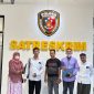 advokat Akhmad Mausul Nasri, SH. Kuasa hukum korban, nomor dua dari kiri, saat mendampingi kliennya usai datangi polres pamekasan, Kamis, 19/10/2026.