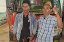 Bapak Heji Kopiah Hitam bersama keluarganya mengucapkan terimakasih usai dibantu air bersih dari Ormas Madas Nusantara DPK Kecamatan Pagantenan. Kamis, 01/10/2026.