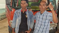 Bapak Heji Kopiah Hitam bersama keluarganya mengucapkan terimakasih usai dibantu air bersih dari Ormas Madas Nusantara DPK Kecamatan Pagantenan. Kamis, 01/10/2026.