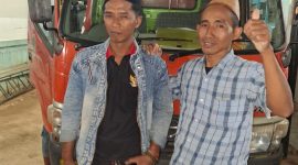 Bapak Heji Kopiah Hitam bersama keluarganya mengucapkan terimakasih usai dibantu air bersih dari Ormas Madas Nusantara DPK Kecamatan Pagantenan. Kamis, 01/10/2026.
