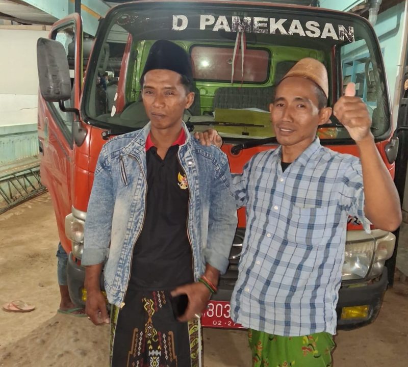 Bapak Heji Kopiah Hitam bersama keluarganya mengucapkan terimakasih usai dibantu air bersih dari Ormas Madas Nusantara DPK Kecamatan Pagantenan. Kamis, 01/10/2026.